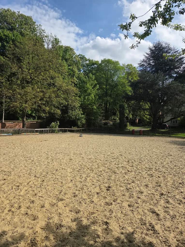 Enfant sur un poney au Poney Club Marjorie