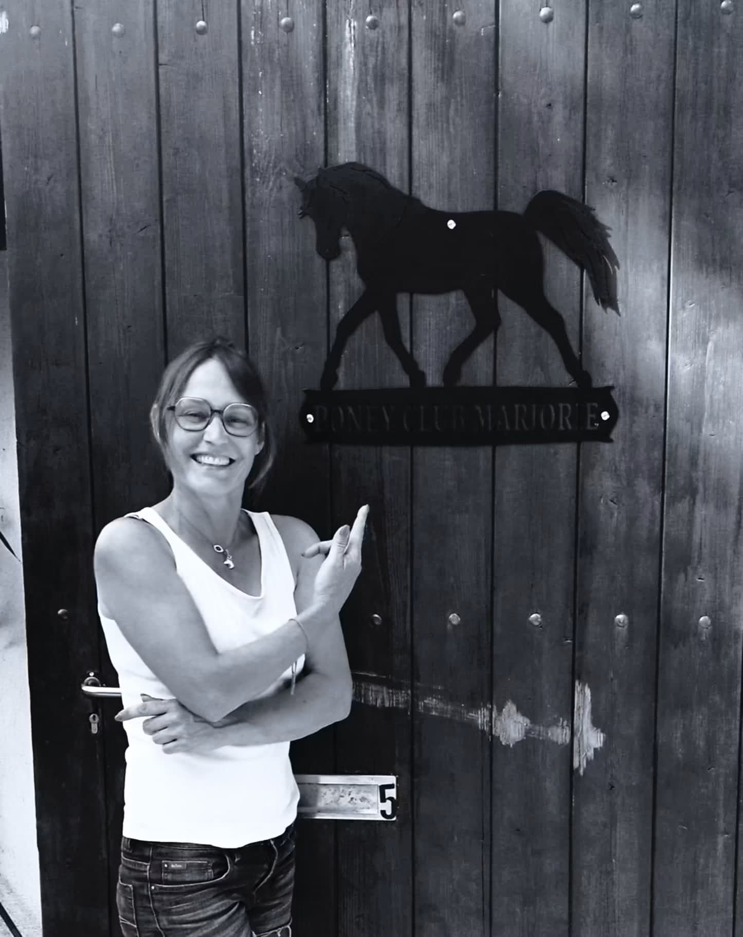 Enfant qui embrasse tendrement son poney